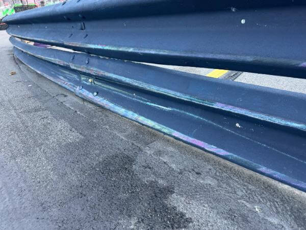 Abrasione strutturale e strisciate sul guard-rail
