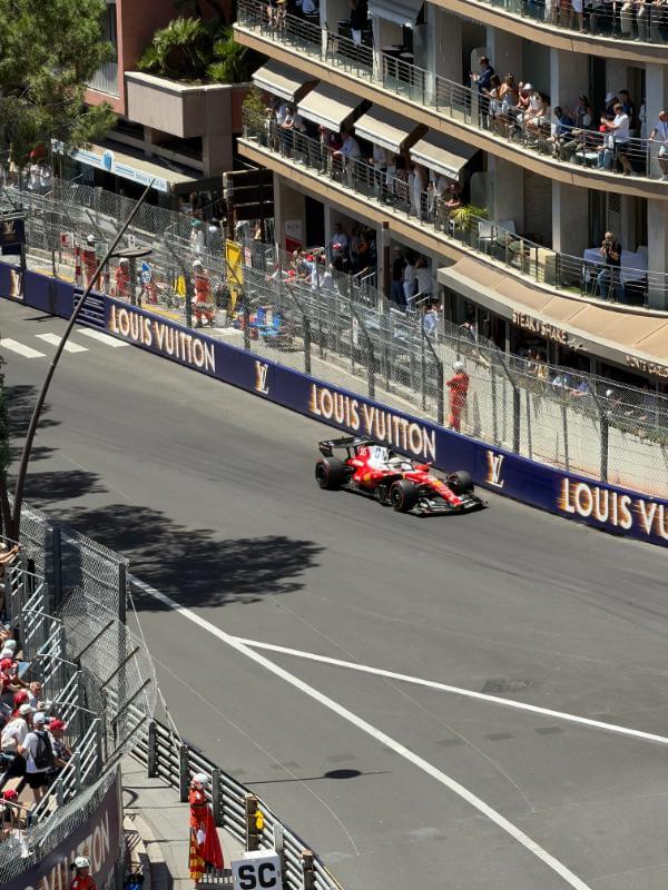 Charles Leclerc guida la Ferrari sul tracciato di Monaco