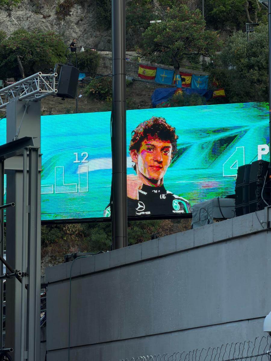 Ledwall temporaneo incastonato nella roccia