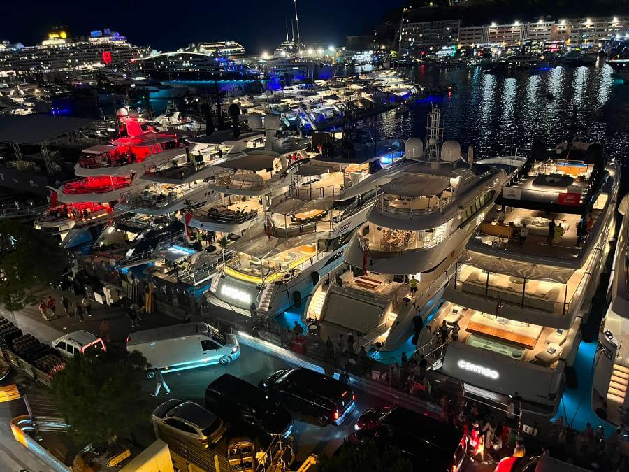 Il porto di Monaco e le hospitality illuminate di notte